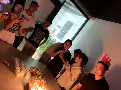 黄总生日合照